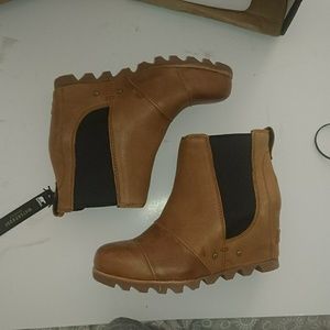 NIB Sorel lea wedge boot 7 Camel